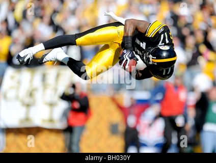 Mike Wallace # 17 de la Pittsburgh Steelers saute dans la zone des buts après avoir marqué un touché contre les Vikings du Minnesota Banque D'Images