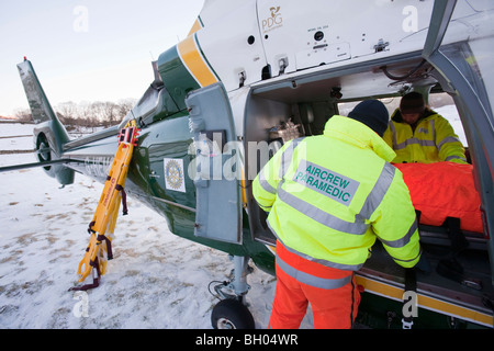 La North West Air Ambulance brouillées pour évacuer un blessé walker à Langdale, Lake District, UK. Banque D'Images