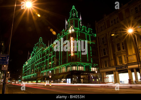 Harrods de nuit avec des lumières de Noël vert et light trails Banque D'Images