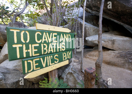 Un signe juste en dehors de la salle de bain sur Virgin Gorda montre la voie à Devils Bay ou les bains Banque D'Images