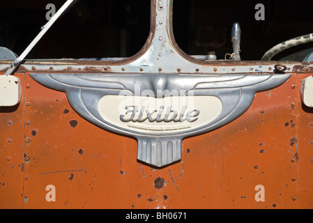 Un vieux bus abandonné '1952' est assis silencieusement à l'extérieur de Carrizozo, Nouveau Mexique. Banque D'Images