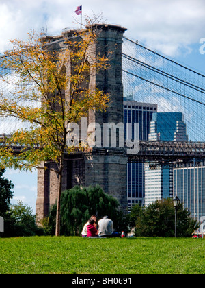 Une famille asiatique pique-niques sur l'herbe en pont de Brooklyn Park, qui fait partie de la district de Dumbo à Brooklyn, New York à côté de pont de Brooklyn Banque D'Images