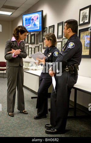 Une femme officier de police ayant le grade de commandant répond à une question d'un ministère civil employé à l'administration centrale. Banque D'Images