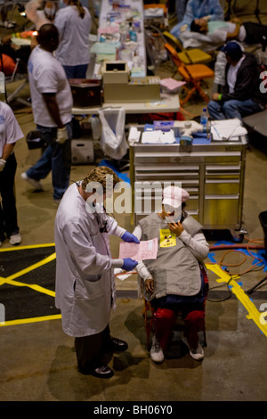 Le port d'un gilet de protection, African American Woman vous attend un examen radiologique tout en recevant des soins dentaires gratuits à Inglewood, CA Banque D'Images