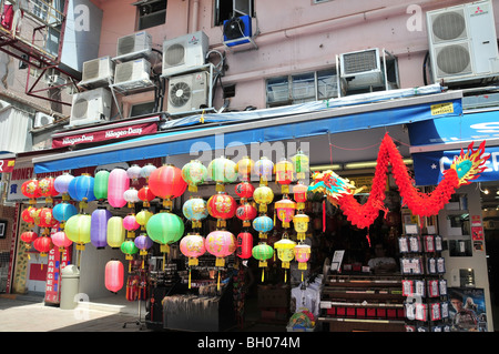 Lanternes chinoises et dragon de papier accroché à l'extérieur d'un magasin qui vend des joints de Chinois, Stanley Market, Hong Kong, Chine Banque D'Images