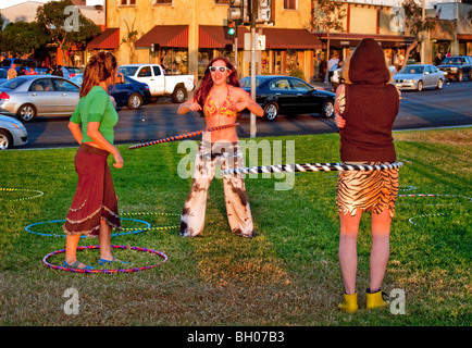 Heureux les amateurs de hula hoop tenir une session' 'Hoopnosis en fin d'après-midi sur la plage principale à Laguna Beach, CA. Banque D'Images