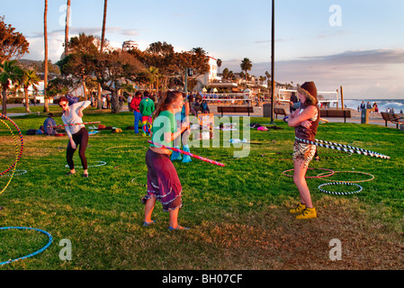 Heureux les amateurs de hula hoop tenir une session' 'Hoopnosis en fin d'après-midi sur la plage principale à Laguna Beach, CA. Banque D'Images