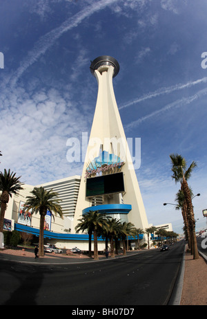 Tourist posant devant la stratosphère Motel et Casino, Las Vegas USA Banque D'Images