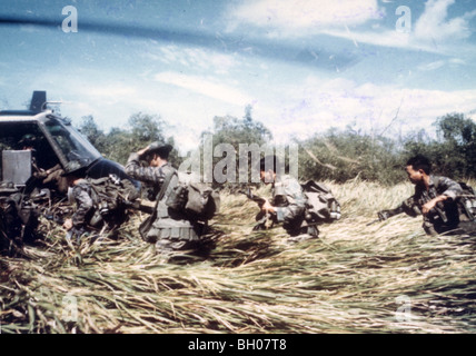 L'Armée de l'ARVN (République du Vietnam) un conseil des soldats de l'armée américaine d'hélicoptères UH-1D pour un fonctionnement dans le domaine de l'hameçon au Cambodge. Banque D'Images