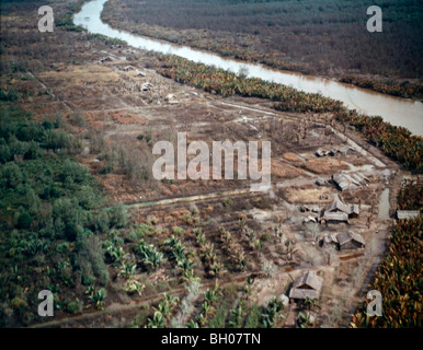 Photo montre la détérioration de la végétation, probablement causé par l'agent Orange ou un semblable défoliant utilisée pendant la guerre du Vietnam. Banque D'Images