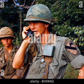 Le AN/ARC-122 radio est utilisé dans des hélicoptères UH-1D par la Division de cavalerie, aéromobiles. Banque D'Images