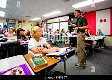 Un professeur d'espagnol de l'école intermédiaire effectue ses huit-année dans le sud de la Californie. Remarque à l'écoute des étudiants. Banque D'Images