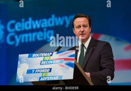 David Cameron MP pour Witney chef conservateur s'exprimant lors de la conférence du parti conservateur gallois à Cardiff South Wales UK Banque D'Images