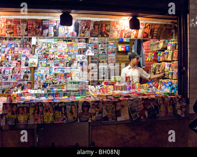 Un kiosque dans un New York City subway station propose des collations et de périodiques courants pour la commodité des voyageurs urbains. Banque D'Images