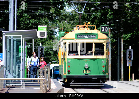 En tram parade east Melbourne Victoria Victoria Australie Banque D'Images