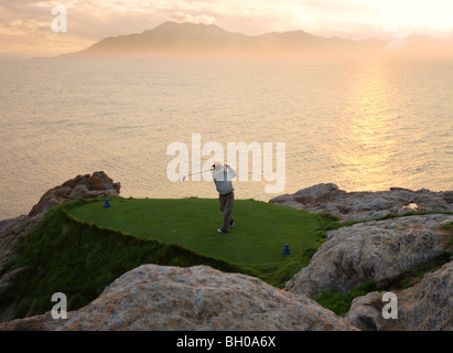 L'homme jouer au golf au terrain de golf Banque D'Images