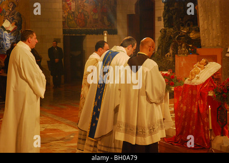 Israël, Nazareth, intérieur de la basilique de l'Annonciation, service de messe de minuit Banque D'Images