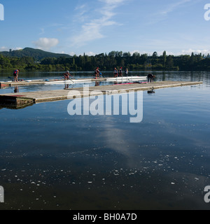 L'équipe de femmes avec bateau à rames, lac Karipiro, Nouvelle-Zélande Banque D'Images