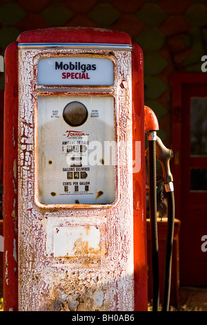 Pompe à gaz à l'ancienne sur l'affichage en chlorure, de l'Arizona. Banque D'Images