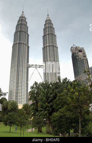 Vue sur les Tours Petronas du parc voisin, Kuala Lumpur, Malaisie Banque D'Images