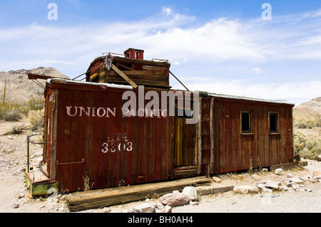 Un vieux wagon de train dans la ville fantôme de rhyolite, Nevada, près de la vallée de la mort. Banque D'Images
