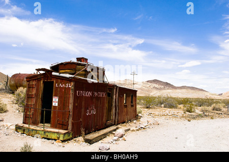 Un vieux wagon de train dans la ville fantôme de rhyolite, Nevada, près de la vallée de la mort. Banque D'Images