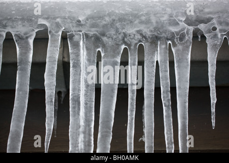 Les glaçons sur une gouttière de pluie lors d'un hiver 2009/2010 en Allemagne Banque D'Images