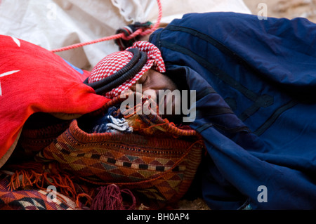 Portraits de vie bédouine dans Jordan-Bedouin man sleeping Banque D'Images