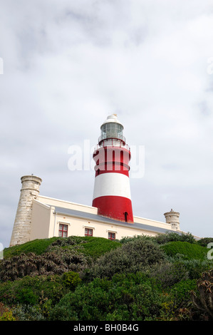 Phare du cap des aiguilles le point le plus sud du continent africain ciel bleu belle journée liège aide à la navigation Banque D'Images