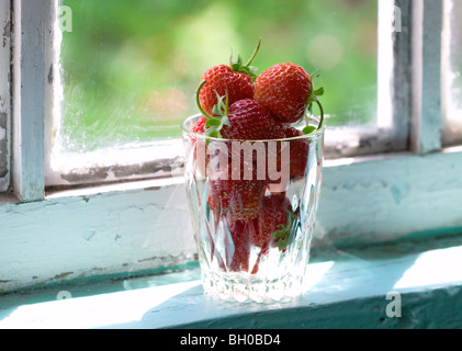 Verre de fraises sur la fenêtre-sill Banque D'Images