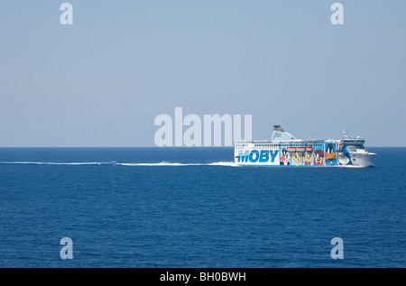 La Moby Line ferry sur la mer Méditerranée. Banque D'Images