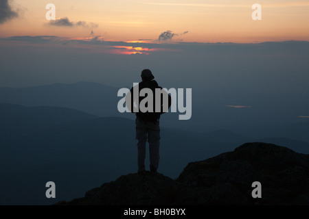 Un randonneur jouit du coucher de soleil depuis le mont de l'argile. Situé dans les Montagnes Blanches du New Hampshire, USA Banque D'Images