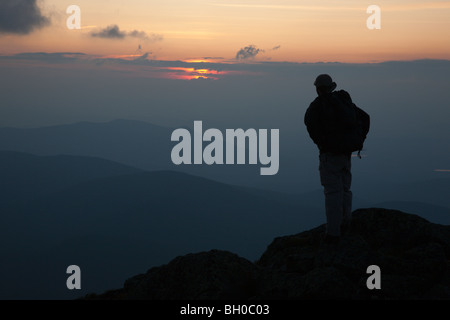 Un randonneur jouit du coucher de soleil depuis le mont de l'argile. Situé dans les Montagnes Blanches du New Hampshire, USA Banque D'Images