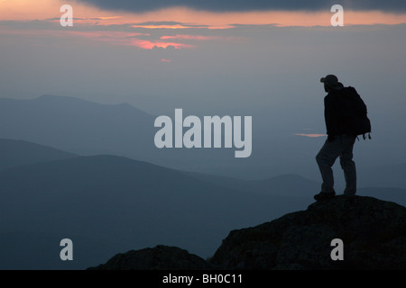 Un randonneur jouit du coucher de soleil depuis le mont de l'argile. Situé dans les Montagnes Blanches du New Hampshire, USA Banque D'Images