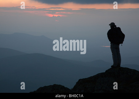 Un randonneur jouit du coucher de soleil depuis le mont de l'argile. Situé dans les Montagnes Blanches du New Hampshire, USA Banque D'Images