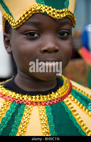 Enfant en costume de carnaval. Portrait de petit garçon. Notting Hill Carnival, Notting Hill. Londres. L'Angleterre. UK. Banque D'Images