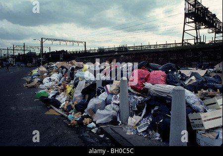 Hiver du mécontentement. Les poubelles s'entaillaient dans les rues à l'est de Londres alors que les collecteurs de déchets étaient en grève avec les employés du secteur public. 1979 Banque D'Images