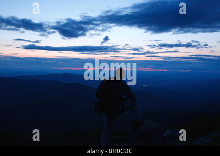 Un randonneur jouit du soleil depuis le sentier de Jewell. Situé dans les Montagnes Blanches du New Hampshire, USA Banque D'Images