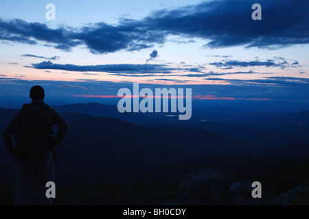 Un randonneur jouit du soleil depuis le sentier de Jewell. Situé dans les Montagnes Blanches du New Hampshire, USA Banque D'Images