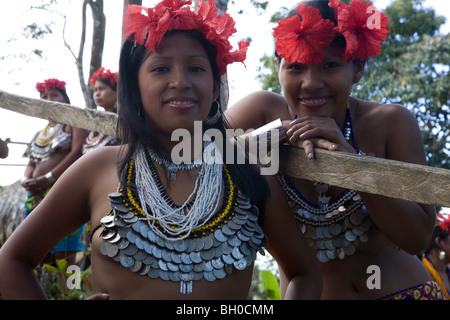 Deux jeunes femmes, Embera Indian Village. Le parc national de Chagres. Le Panama. L'Amérique centrale Banque D'Images