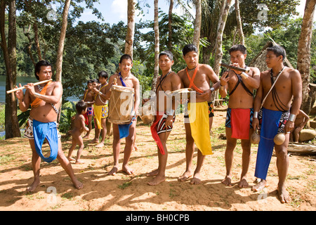 Les jeunes hommes jouant des instruments de musique. Embera Indian Village. Le parc national de Chagres. Le Panama. L'Amérique centrale Banque D'Images
