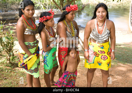 Les jeunes femmes avec enfant. Embera Indian Village. Le parc national de Chagres. Le Panama. L'Amérique centrale Banque D'Images