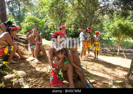 Groupe de jeunes femmes avec enfants. Embera Indian Village. Le parc national de Chagres. Le Panama. L'Amérique centrale Banque D'Images