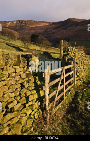 Roger Sonnerie et Nether Tor sur Kinder Scout de Grindsbrook Booth, Edale, parc national de Peak District, Derbyshire Banque D'Images