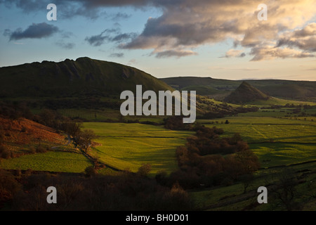 Vue depuis l'autre côté de la vallée Hollinsclough Dove à Chrome Hill et Parkhouse Hill, parc national de Peak District Banque D'Images