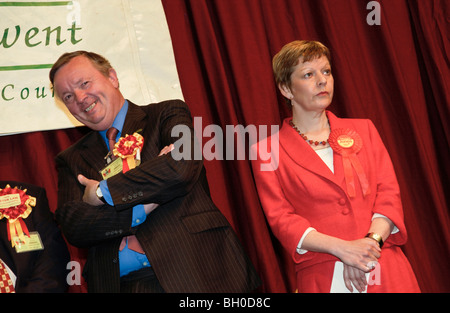 Le regretté Peter Law (Indépendant) [gauche] gagne Blaenau Gwent dans les élections générales de 2005 avec Maggie Jones (Parti travailliste) [droit] Banque D'Images