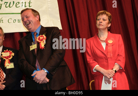 Le regretté Peter Law (Indépendant) [gauche] gagne Blaenau Gwent dans les élections générales de 2005 avec Maggie Jones (Parti travailliste) [droit] Banque D'Images