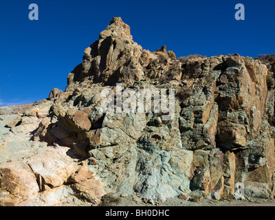 Formation de roche volcanique bleu taché par le fer et sels de cuivre par action hydrothermale près du Mont Teide dans le Las Canadas del Tei Banque D'Images