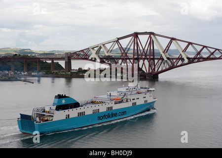Un navire Norfolkline qui passe sous le pont ferroviaire de Forth Queensferry, Ecosse Banque D'Images