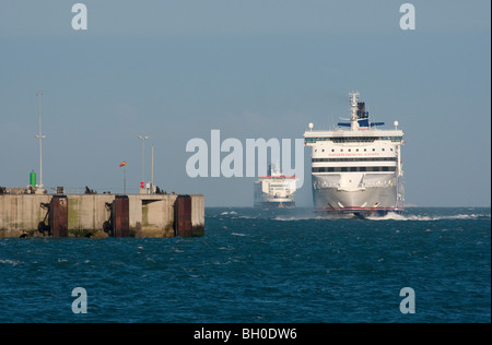 Deux ferries traversent la manche de Douvres l'approche. Banque D'Images